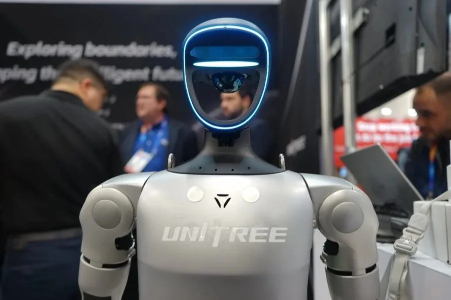 Buste et visière lumineuse d'un robot humanoïde Unitree G1 sur un salon