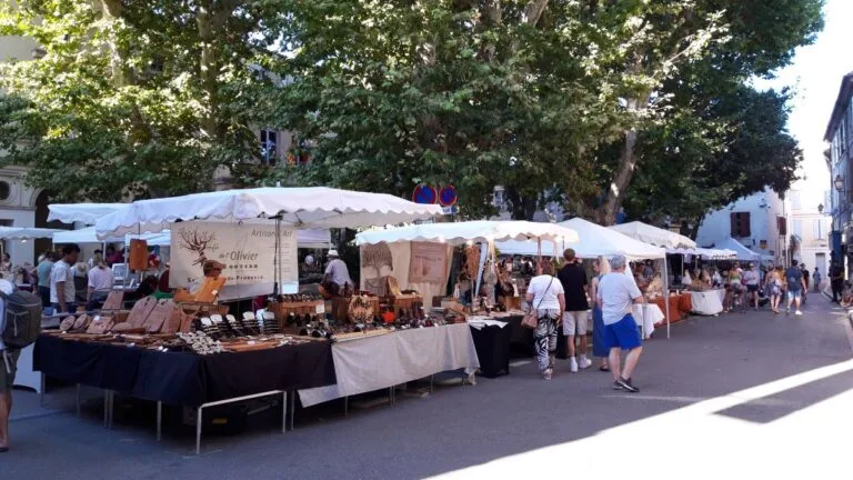 le-marche-nocturne-des-createurs-saint-remy-de-provence-2024